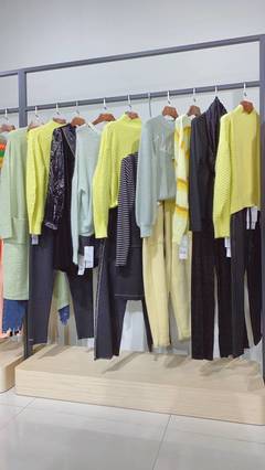 廣州地攤經(jīng)濟(jì)興起 夜市女裝貨源攻略與折扣尾貨批發(fā)指南